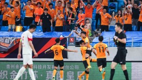 足球赛事中门将停球失误引发热议